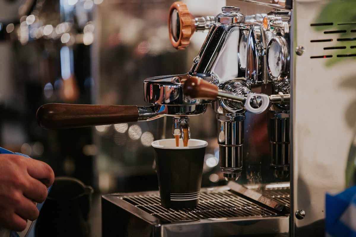 黒とシルバーのコーヒーメーカー