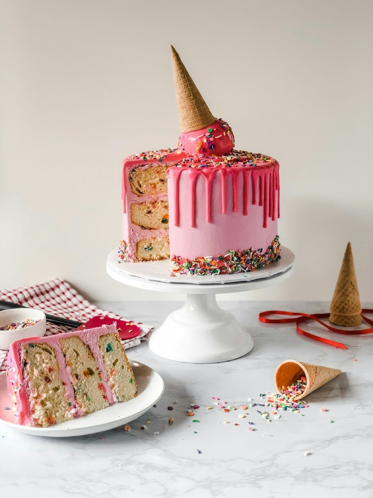 白い皿にのったピンクと白のケーキ